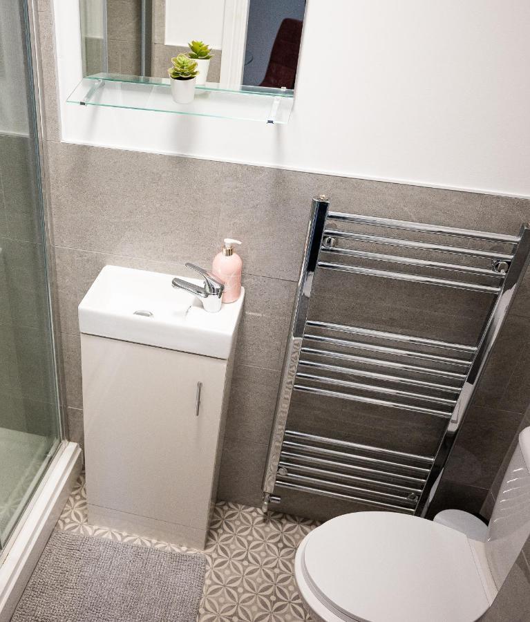Elmo River Studios - 6 En-Suites In Wallasey - Easy Parking - Short And Long Stays Welcome Exterior photo