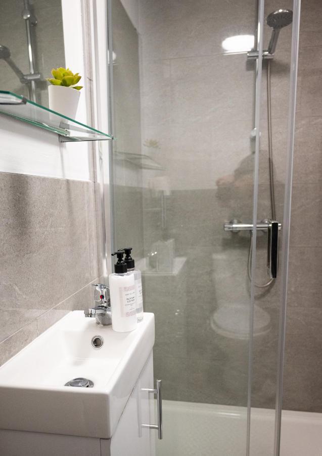 Elmo River Studios - 6 En-Suites In Wallasey - Easy Parking - Short And Long Stays Welcome Exterior photo